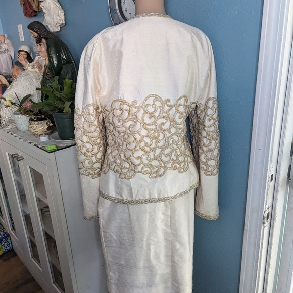 Victor Costa Elegant Cream and Gold Embroidered Jacket skirt - Picture 4 of 10